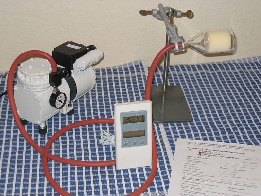 Pumpe mit Stativ und Probensammler